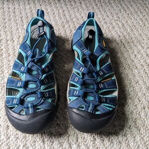 Keen closed toe water sport shoes Women's 8.5
